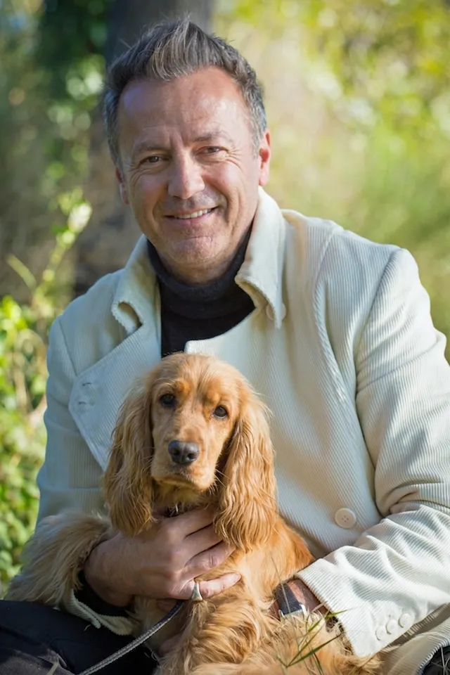 Evan Verdier assis en extérieur avec son chien